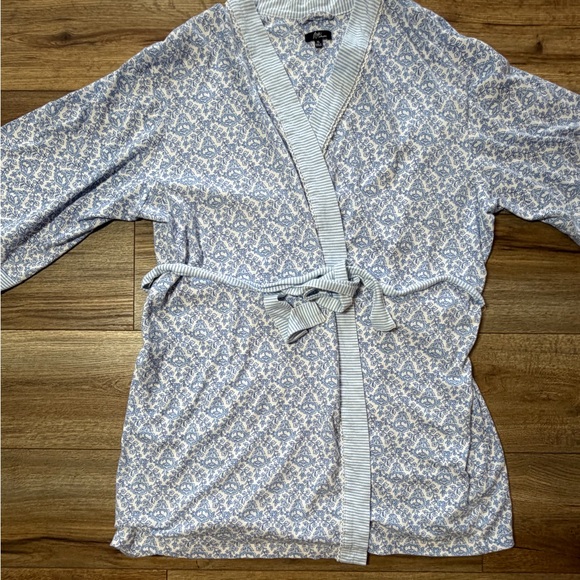 short Aria floral romantic lightweight 3/4th sleeve whimsical wrap robe - Picture 4 of 9